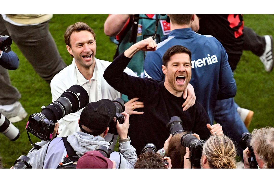 Fußball: Leverkusens Trainer Xabi Alonso (r) und Sportchef Simon Rolfes jubeln über den Gewinn der deutschen Meisterschaft.