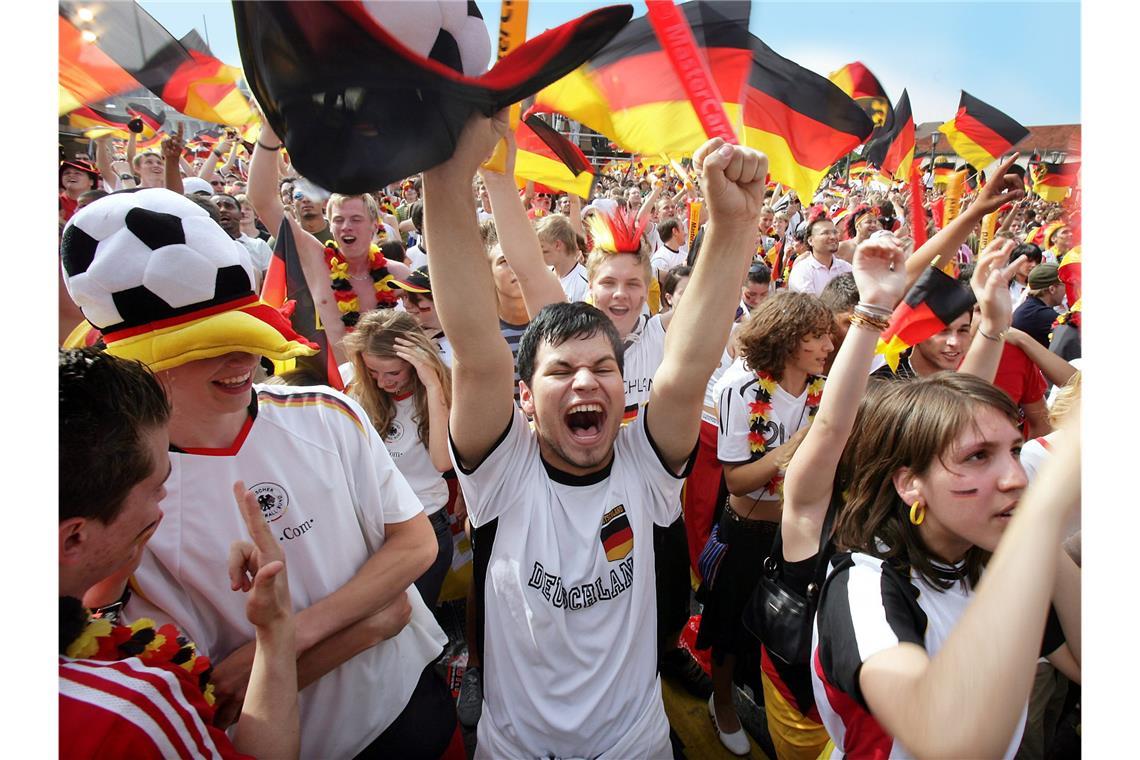 Fußballfans können am 16. Juni in Stuttgart einkaufen.