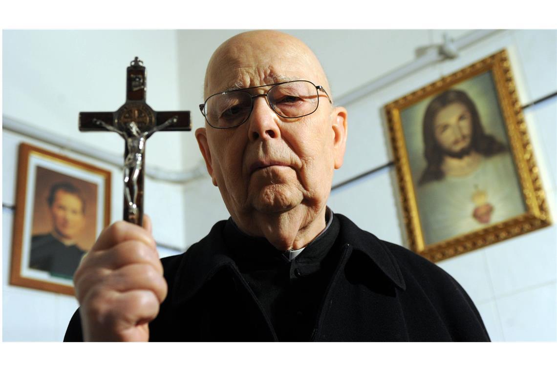 Gabriele Amorth (1925-2016) war ein italienischer römisch-katholischer Priester, der ab 1986 Exorzist der Diözese Rom war. Von 1994 bis 2000 war Amorth Vorsitzender der Internationalen Exorzistenvereinigung.