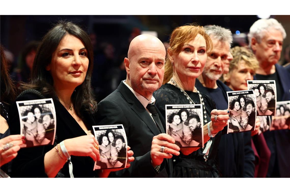 Gäste der Berlinale halten Fotos der israelischen Geisel David Cunio.