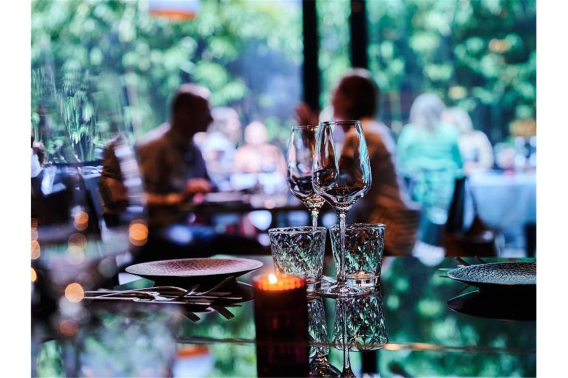 Gäste sitzen im Außenbereich eines Restaurants. Foto: Annette Riedl/dpa/Symbolbild