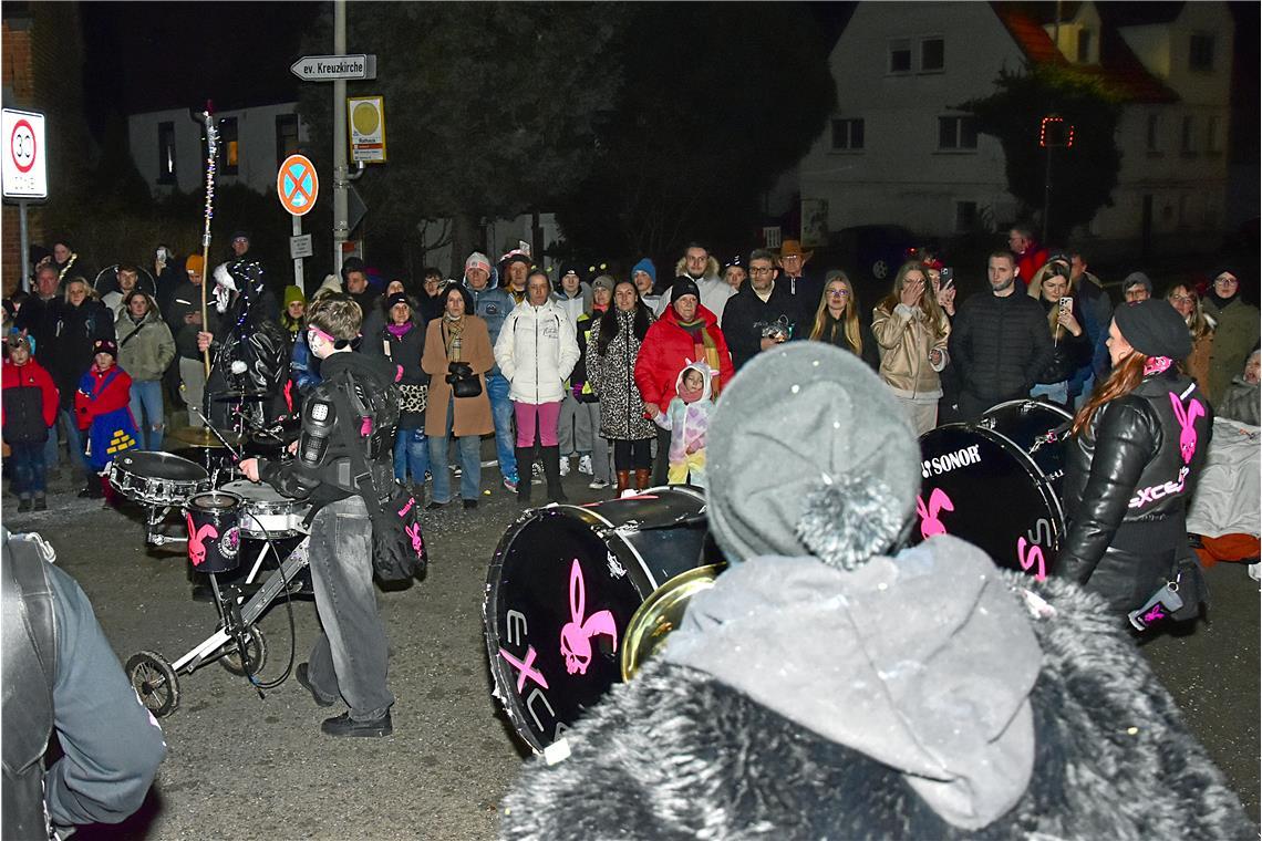 Ganz Auenwald und Umgebung säumt dicht an dicht die Straßen in Auenwald. Tolle S...