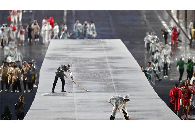 Ganz schön nass auf den Planken der Olympia-Eröffnung.