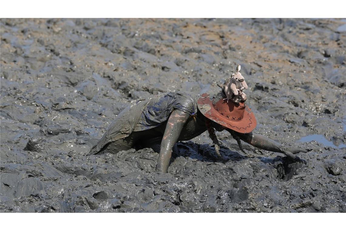 Ganz schön viel Schlamm: In Maldon in Großbritannien findet die jährliche Wohltätigkeitsveranstaltung "Maldon Mud Race" statt, bei der die Teilnehmer das Flussbett des Blackwater überwinden müssen.