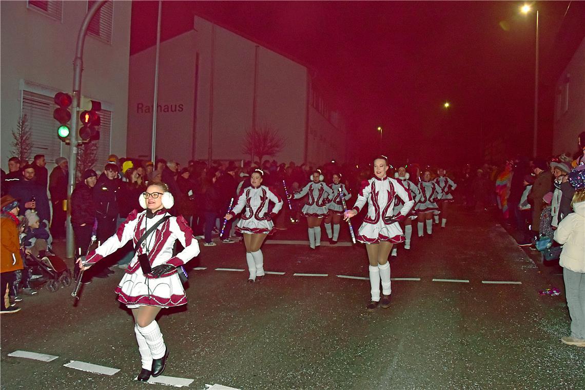 Gardetänzerinnen mit bunten Leuchtstäben, die in der Nacht besonders ihre Wirkun...