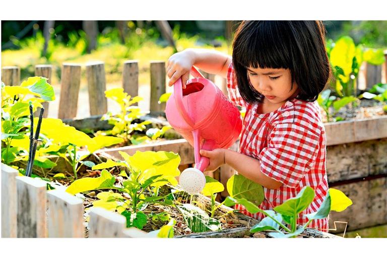 Gartenspaß, statt Gartenarbeit. Kinder wissen, wie das geht.