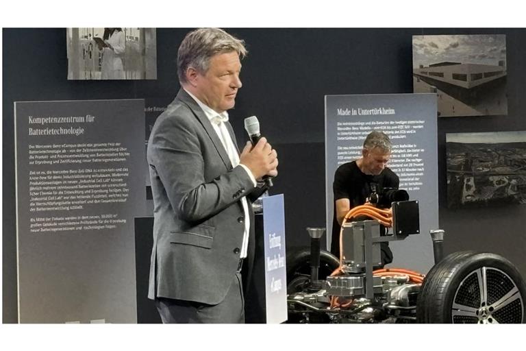 Gastredner Robert Habeck im neuen Mercedes-E-Campus.