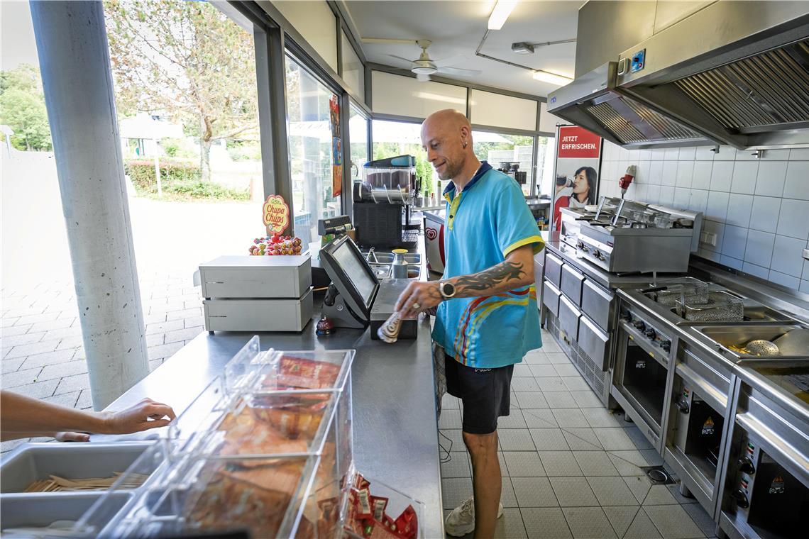 Gastromitarbeiter Mike Nitsch bewahrt die Ruhe auch dann, wenn viel los ist. Foto: Alexander Becher 