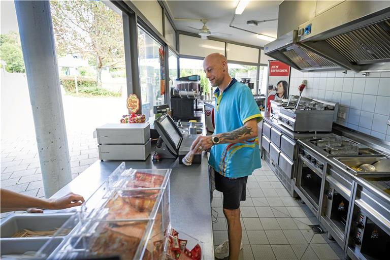 Gastromitarbeiter Mike Nitsch bewahrt die Ruhe auch dann, wenn viel los ist. Foto: Alexander Becher 