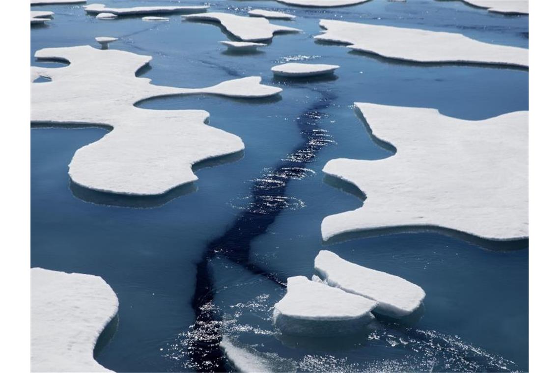 Klimatrend setzt sich fort: 2019 wohl zweitheißestes Jahr Gebrochenenes Meereis treibt auf der Victoria Strait im Arktischen Ozean. Foto: David Goldman/AP/dpa