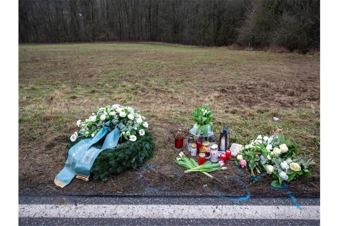 Tötung von Polizisten - Nur noch ein Tatverdächtiger Gedenken am Tatort an der Kreisstraße 22 bei Ulmet (Rheinland-Pfalz). Mittlerweile geht die Polizei von einem Täter aus. Foto: Harald Tittel/dpa