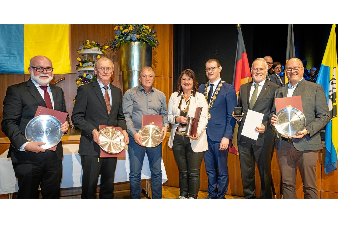 Geehrte und Ehrender freuen sich (von links): Lothar Buchfink, Konrad Zurmühl, Rainer Böhle, Gabi Kallfaß, Oberbürgermeister Maximilian Friedrich, Wilfried Braun und Rolf Bäuerle.Foto: Alexander Becher