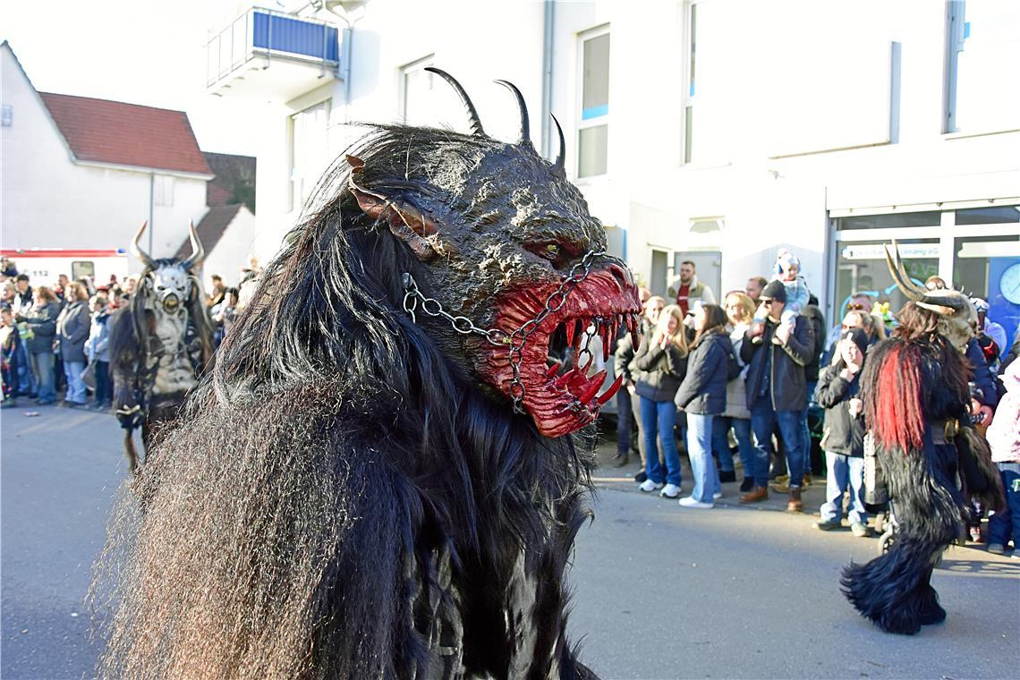 Gefährliche Gestalten mit scharfen Zähnen machen Burgstetten unsicher. Faschings...