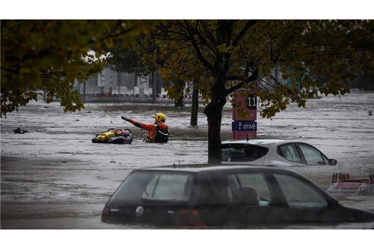 Gefährlicher Kampf in den Wassermassen in Givors südlich von Lyon.