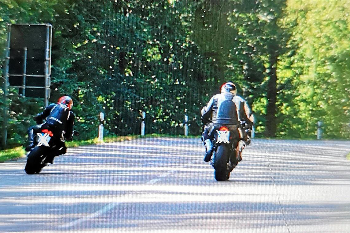 Gefährliches Manöver. Oft überholen Motorradfahrer vor einer unübersichtlichen Kurve. Foto: Polizei