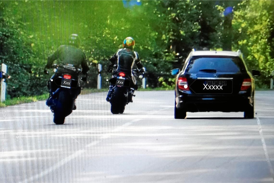 Gefährliches Manöver. Oft überholen Motorradfahrer vor einer unübersichtlichen Kurve. Foto: Polizei