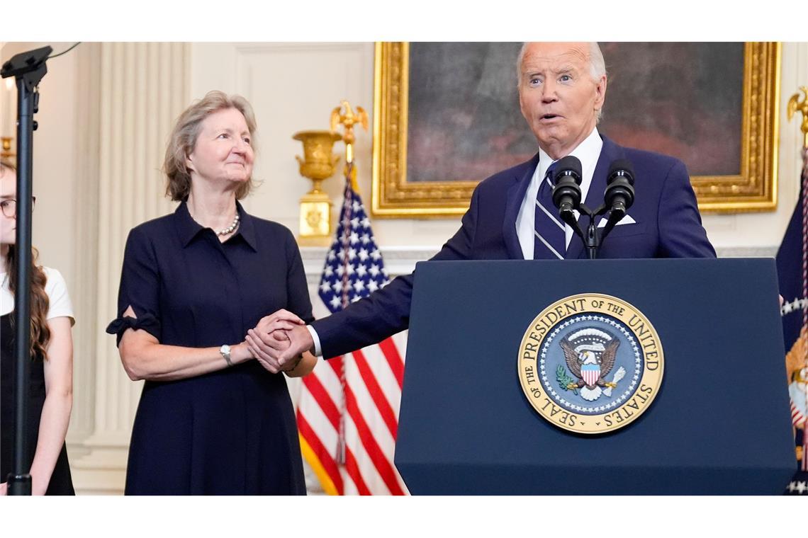 Gefangenenaustausch - US-Präsident Joe Biden (r), reicht Elizabeth Whelan (l) im Weißen Haus die Hand, während er eine Rede zum Gefangenenaustausch mit Russland hält. Der Bruder von Elizabeth Whelan, Paul Whelan, war Teil des Gefangenenaustauschs.