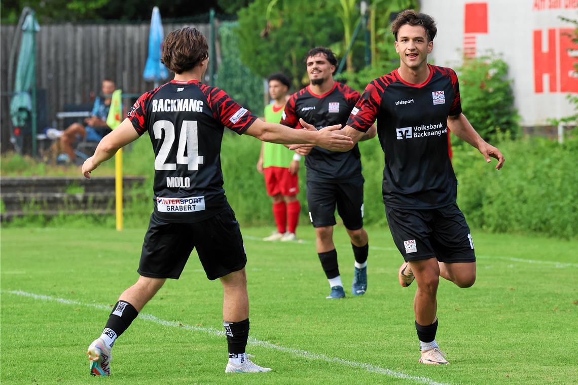 Gefeiert in Pflugfelden. Shaban Veselaj. der drei der fünf TSG-Tore erzielt. Wie Lokalrivale Großaspach zieht Backnang ins Achtelfinale ein. Foto: Alexander Hornauer