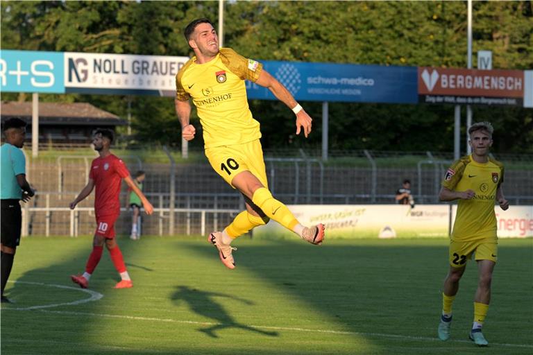 Gefeierter Mann bei Großaspach: Mert Tasdelen, der zwei der vier Treffer selbst erzielt und ein weiteres Tor vorbereitet hat.Foto: Eibner