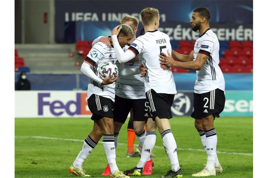 „Überragender Typ“: U21 dank Nmecha auf EM-Viertelfinal-Kurs Gefeierter Mann: Lukas Nmecha (l) rettete Deutschlands U21 einen Remis gegen die Niederlande. Foto: Csaba Domotor/dpa