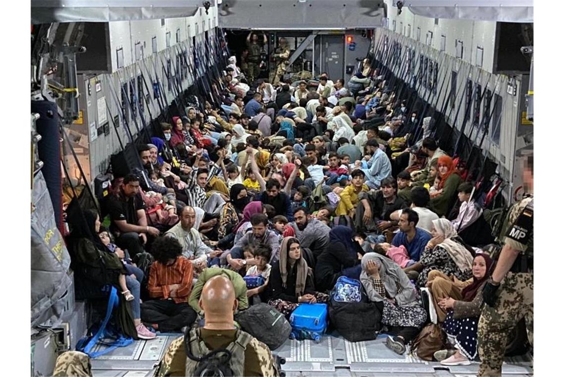 Bundeswehr bringt weitere Menschen aus Kabul nach Usbekistan Geflüchtete in einem Airbus A400M der Bundeswehr. Die Bundeswehr hat weitere deutsche Staatsbürger und afghanische Ortskräfte aus Kabul evakuiert. Foto: Marc Tessensohn/Bundeswehr/dpa
