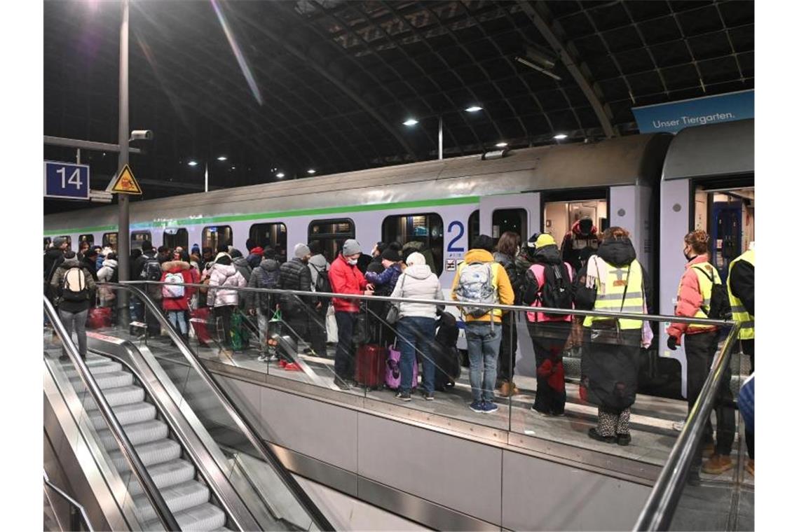 Deutschland nimmt immer mehr Ukrainer auf Geflüchtete Meneschen aus dem ukrainischen Kriegsgebiet stehen nach ihrer Ankunft am Berliner Hauptbahnhof. Foto: Paul Zinken/dpa
