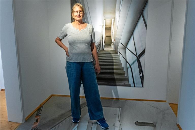 Gefühlt im Treppenhaus: Barbara Kastin steht auf dem Foto des Zugangs zu ihrem Atelier in der ehemaligen Kaess-Lederfabrik. Da kommen Erinnerungen hoch. Fotos: Alexander Becher