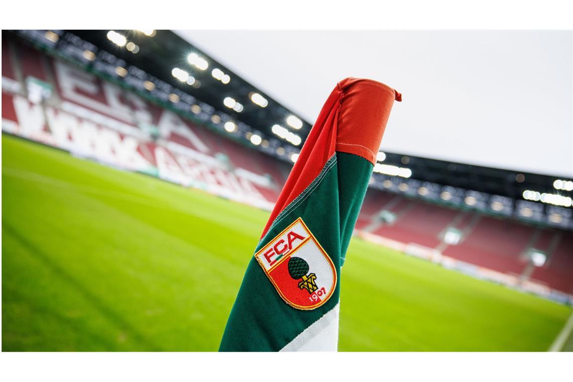 Gegen einen Profi des FC Augsburg laufen Ermittlungen.