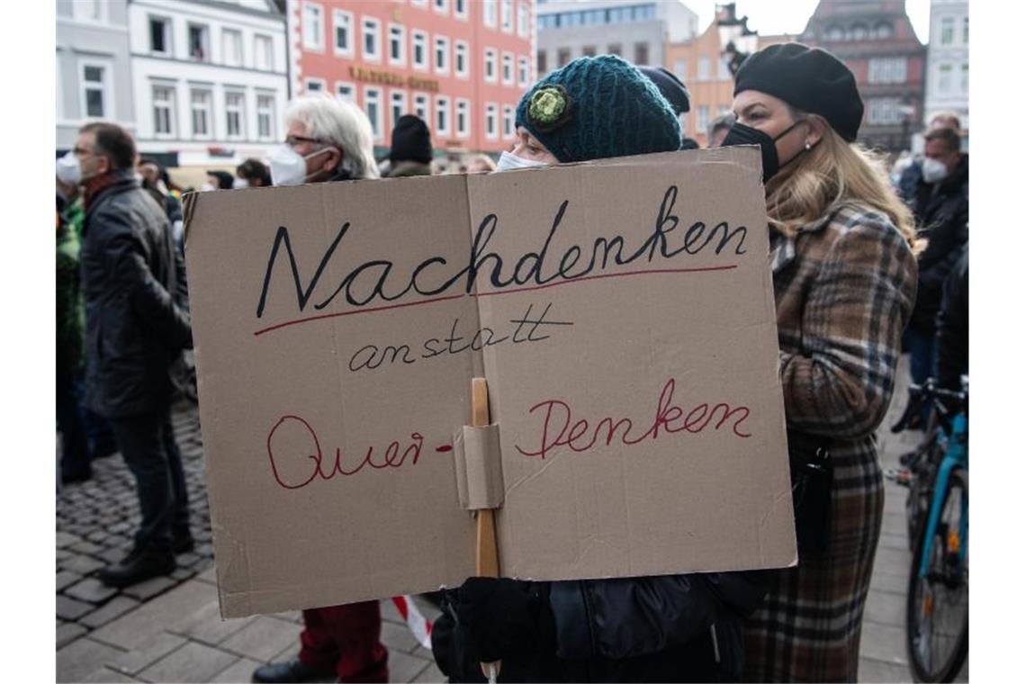 Tausende bei Demonstrationen gegen Corona-Politik Gegen „Querdenker“ demonstrierten mehr als 2000 Menschen in Minden in Westfalen. Foto: Boris Roessler/dpa