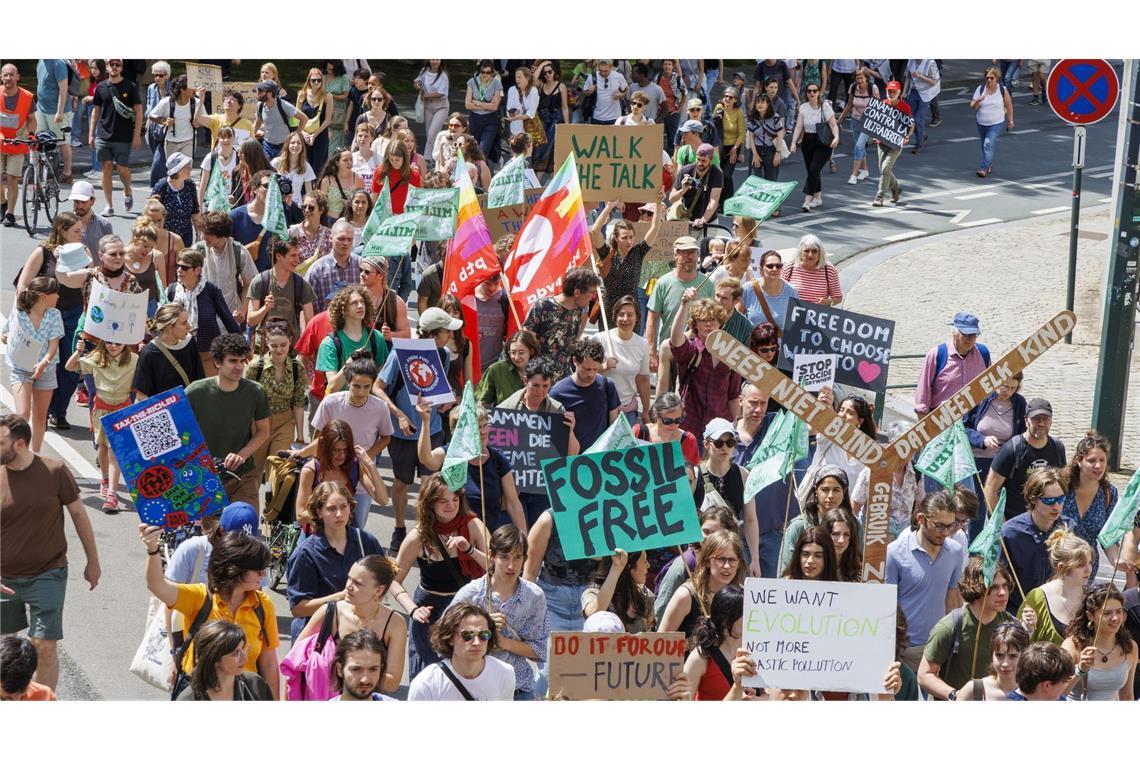 Gegen Rechtsextremismus und für Klimagerechtigkeit: Vorwiegend junge Menschen setzen in Brüssel ein Zeichen. Der Protest ist vom Kollektiv Rise for Climate Belgium organisiert worden.