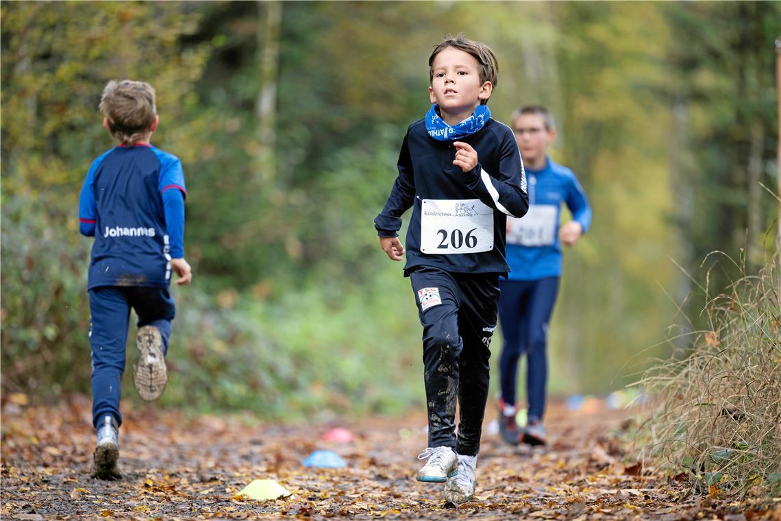 Gegenverkehr auf der Laufstrecke beim Kindercrossduathlon.