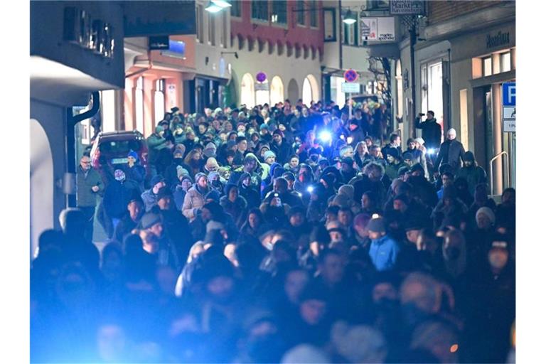 Gegner der Coronapolitik demonstrieren in einer Innenstadt. Foto: Felix Kästle/dpa/Archivbild