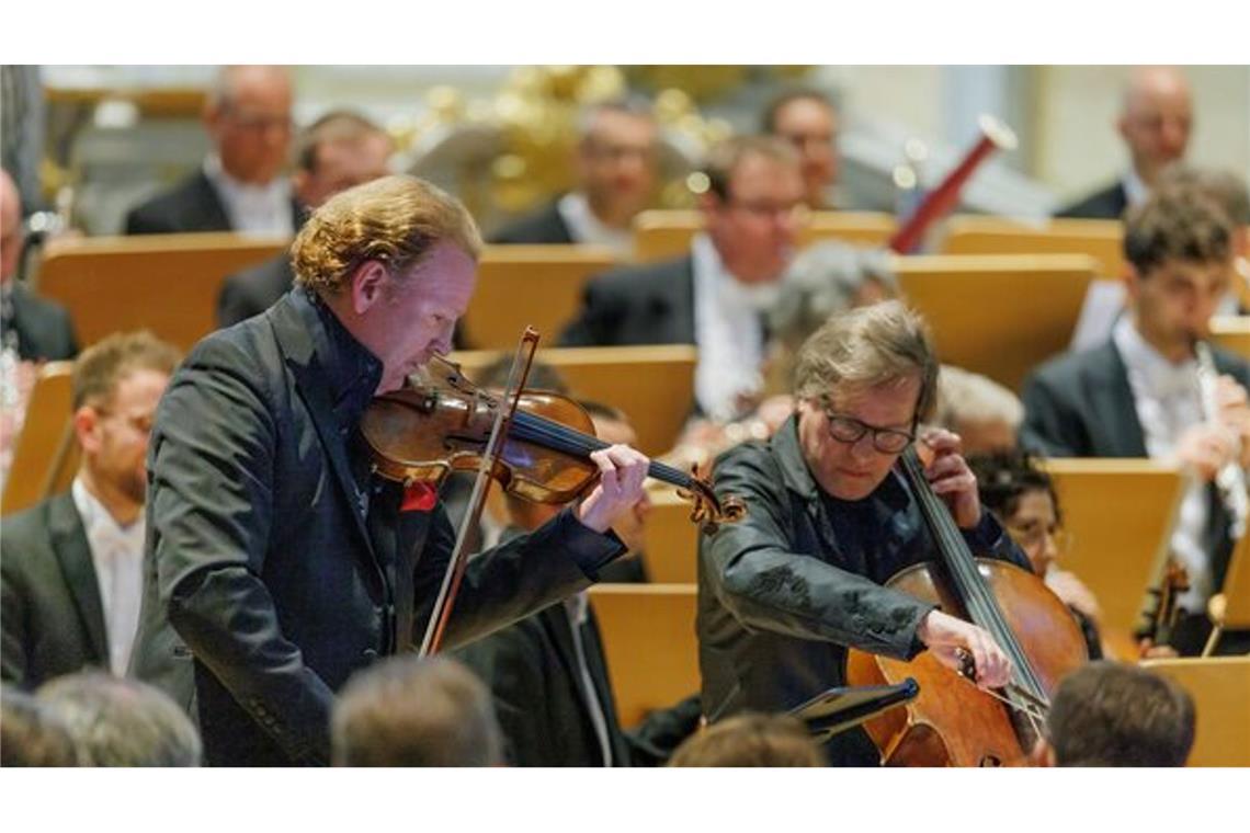 Geiger Daniel Hope und Cellist Jan Vogler im Duett spielen in der Dresdner Frauenkirche.