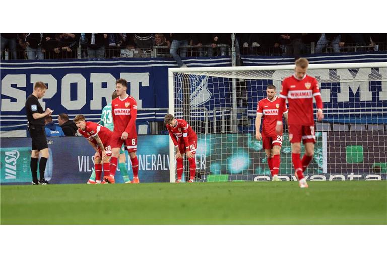 Geknickt: die VfB-Spieler Finn Jeltsch, Alexander Nübel, Angelo Stiller, Atakan Karazor, Jeff Chabot und Chris Führich (von links) nach dem Gegentor zum 1:1
         Foto: imago/
           Robin Rudel