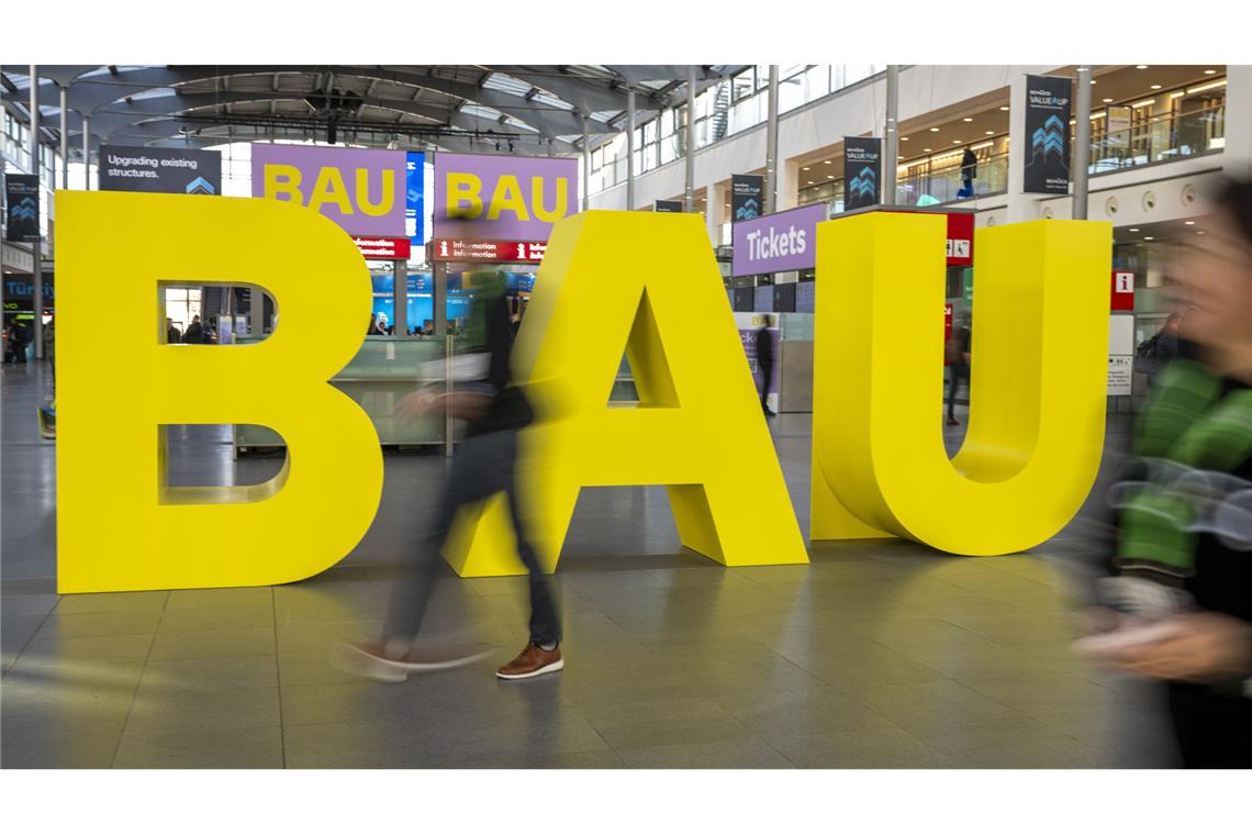 Gelbe Buchstaben stehen am Eingang der Messe „Bau 2025“.