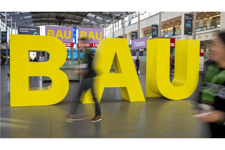 Gelbe Buchstaben stehen am Eingang der Messe „Bau 2025“.