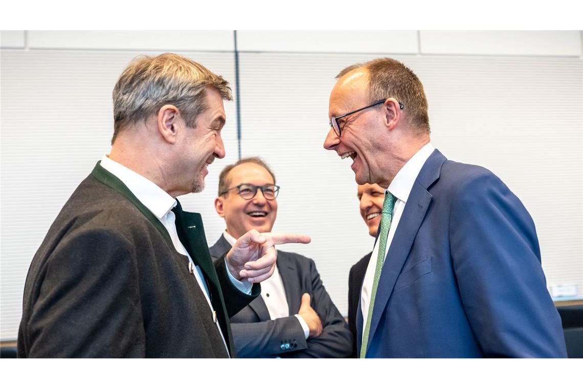 Gelöste Stimmung: Markus Söder, Alexander Dobrindt, Thorsten Frei und Friedrich Merz zu Beginn der Fraktionssitzung im Bundestag