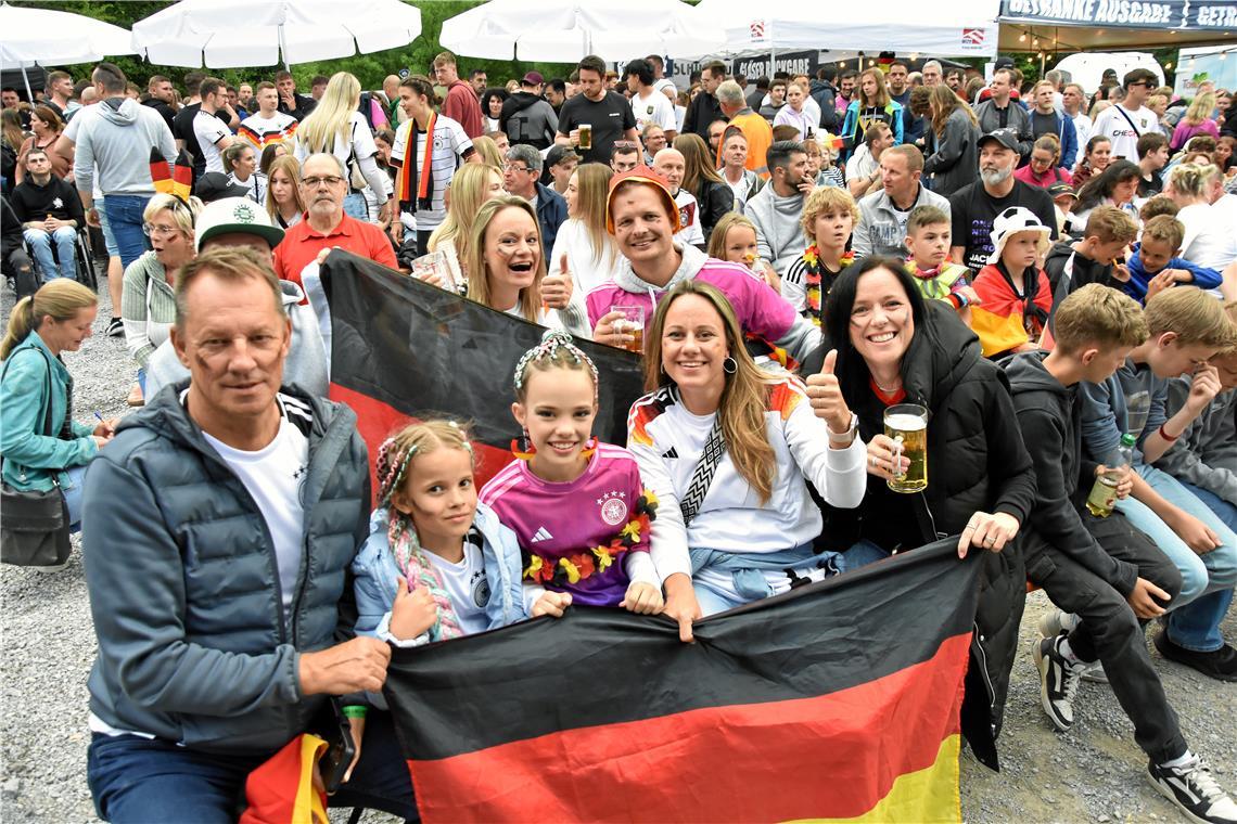 Gemeinsam Fußball schauen mit der Familie und Freunden.