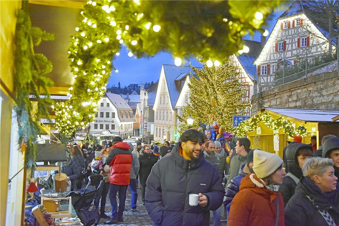 Gemeinsam mit einem warmen Getränk über den Weihnachtsmarkt schlendern, ist eine schöne Sache.