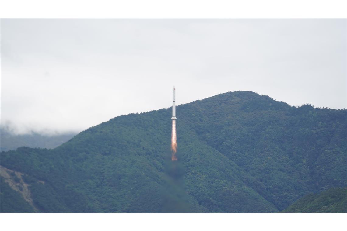 Gemeinsam mit Frankreich hat China einen Satelliten in den Weltraum geschickt, der im All sogenannte Gammastrahlenausbrüche erfassen soll.