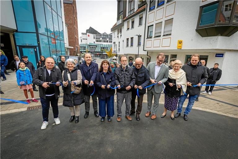 Gemeinsam mit Stadträten, Gewerbetreibenden und Gästen wurde die Neugestaltung offiziell eingeweiht (von links nach rechts): Markus Sammet, Sabine Kutteroff, Stefan Setzer, Simone Kirschbaum, Heinz Franke, Volker Schwarze, Maximilian Friedrich, Janette Potter, und Manuel Häußer. Foto: Alexander Becher