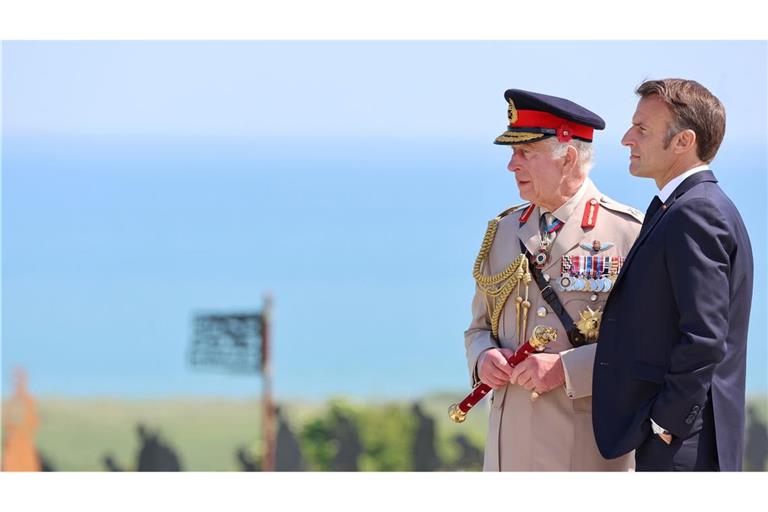 Gemeinsam stehen der britische König Charles III. und der französische Präsident Emmanuel Macron an der Atlantikküste in der Normandie. Am 6. Juni 1944 landeten hier die Soldaten der Alliierten.