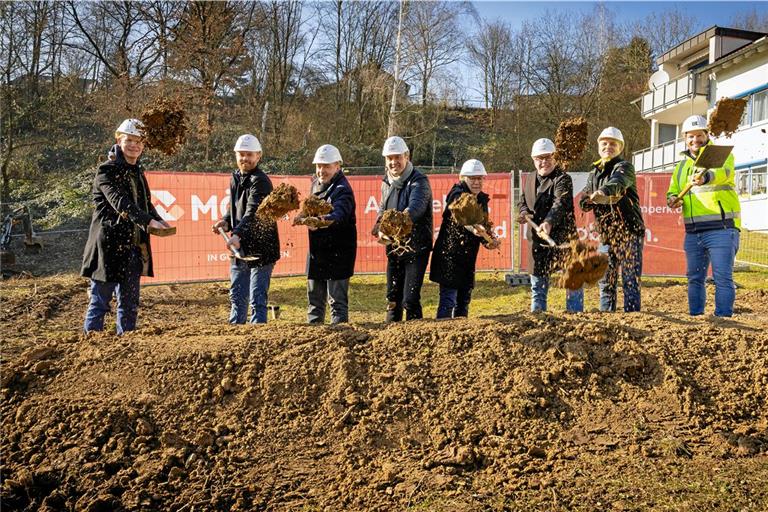 Gemeinsamer Spatenstich statt Baggerbiss an der Mühlstraße in Backnang (von links): Axel Bauer, Daniel Kurzius, Stefan Setzer, Artur Gerg, Siglinde Lohrmann, Alexander Zipf, Henry Ehring und Moritz Kuhnle. Foto: Alexander Becher