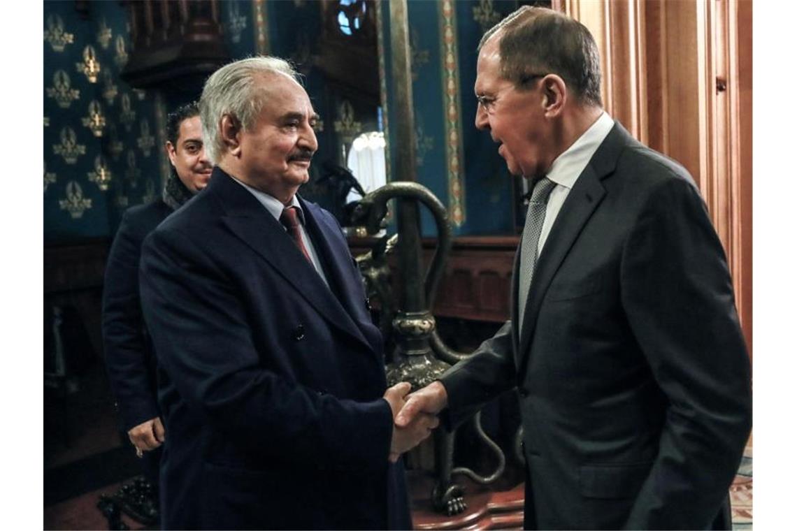 Merkel lädt für Sonntag zu Libyen-Treffen in Berlin ein General Chalifa Haftar (l) und Russlands Außenminister Sergej Lawrow in Moskau. Foto: Russian Foreign Ministry /dpa