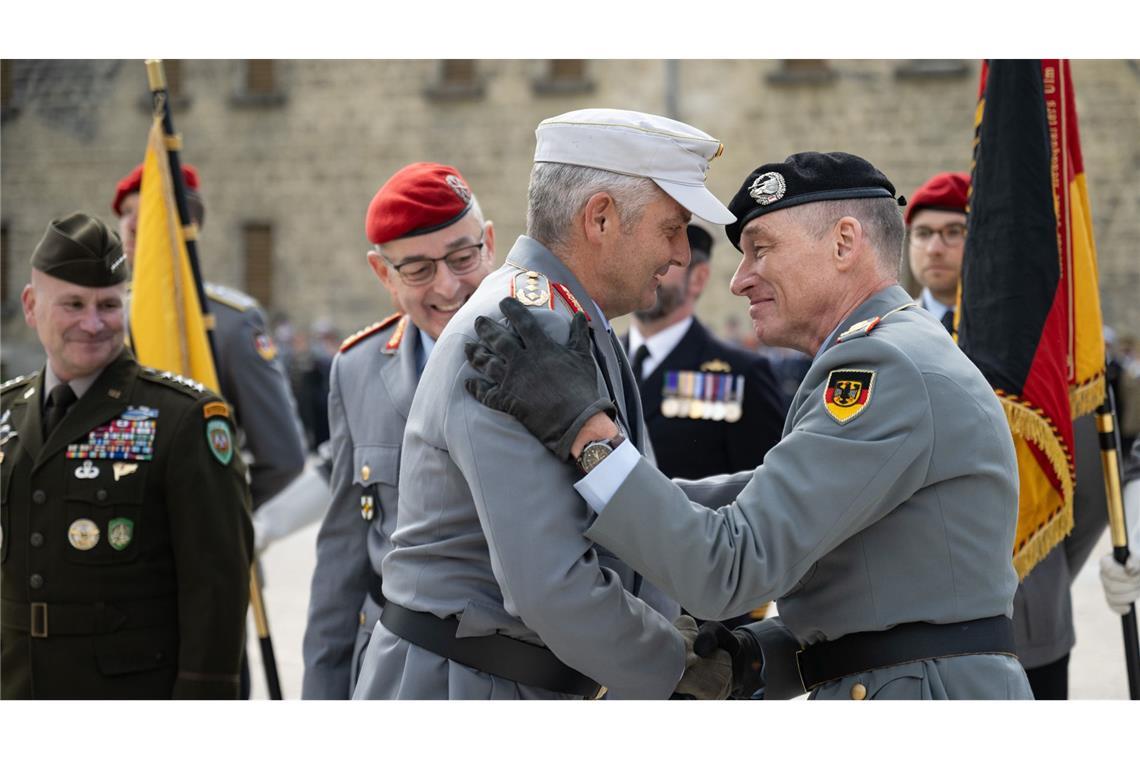 Generalleutnant Alexander Sollfrank (Mitte) und Generalleutnant Kai Rohrschneider (rechts). Im Hintergrund Nato-Oberbefehlshaber Christopher Cavoli (links) und Carsten Breuer, Generalinspekteur der Bundeswehr.