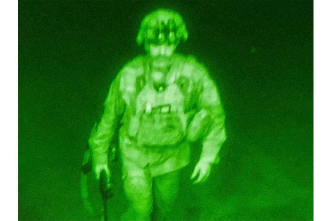 Generalmajor Chris Donahue, Kommandeur der 82. Luftlandedivision der US-Armee, XVIII. Luftlandekorps, verlässt als letzter US-Soldat afghanischen Boden (Aufnahme durch Nachtsichtgerät). Foto: Uncredited/U.S. Central Command via AP/dpa