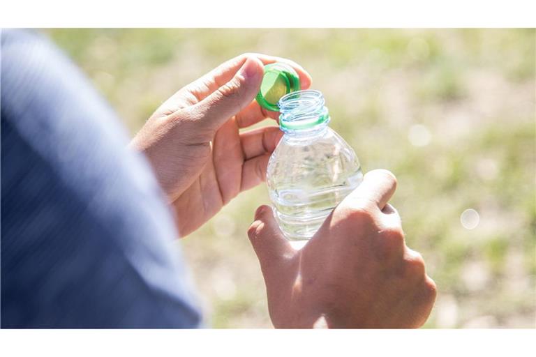 Generell sollten über den Tag verteilt etwa zweieinhalb bis drei Liter getrunken werden – nach Bedarf auch mehr.