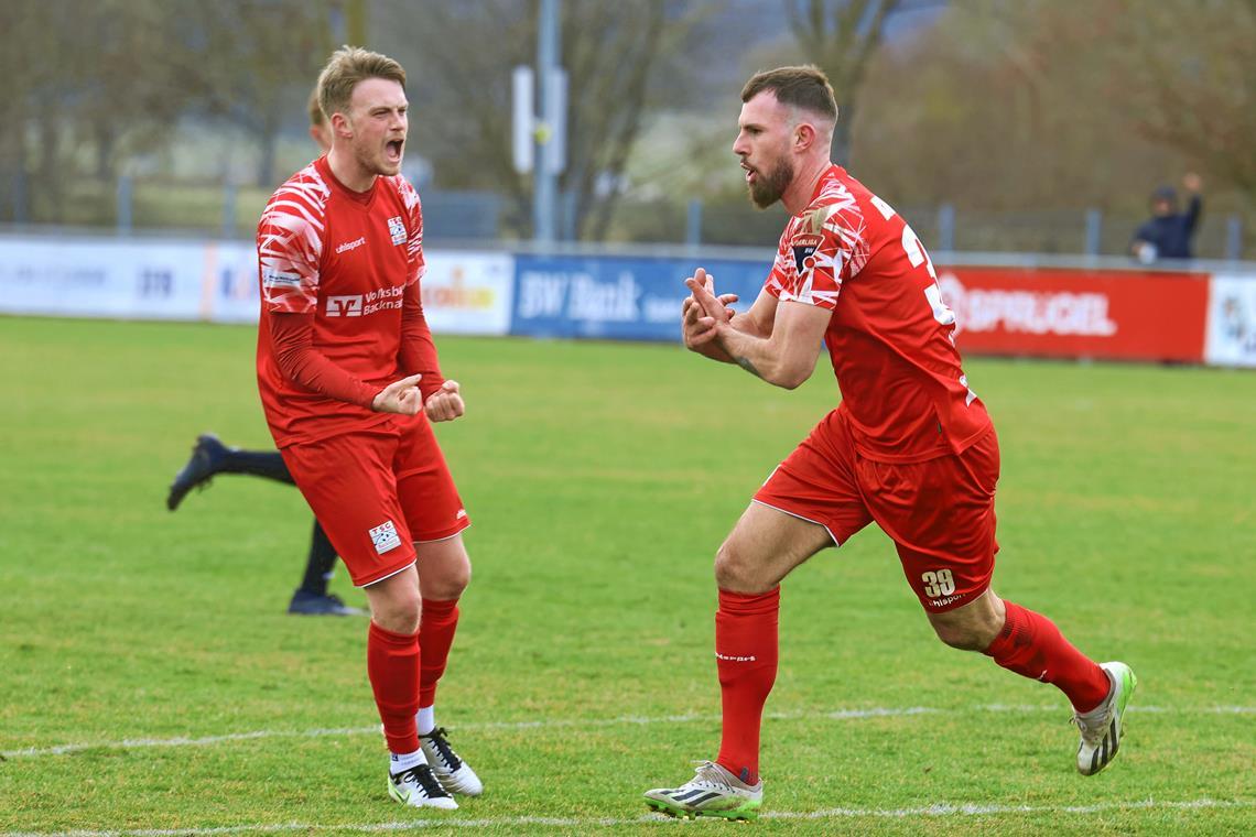 Gentian Lekaj (rechts) feiert zusammen mit Niklas Benkeser seinen Führungstreffer beim Spiel in Hollenbach. Foto: Alexander Hornauer