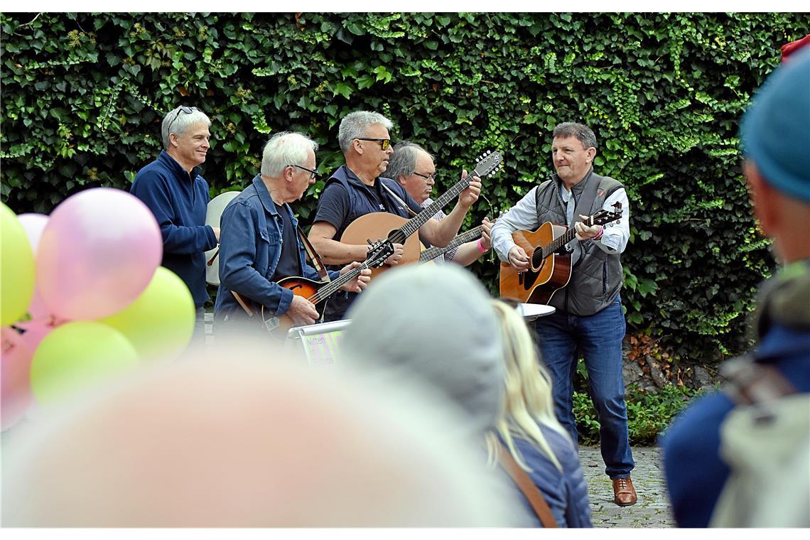 Gentleman of Io stimmen ihr erstes Instrumentalstück des Tages bei der Festivaleröffnung am Marktplatz an. Später sind sie unter anderem am Murrufer bei der Bleichwiese zu hören.