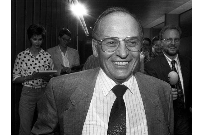 Georg Gallus bahnt sich im Jahr 1990 vor einer Sitzung im Stuttgarter Landtag einen Weg durch die wartenden Journalisten. Foto: Norbert Försterling/dpa/Archivbild